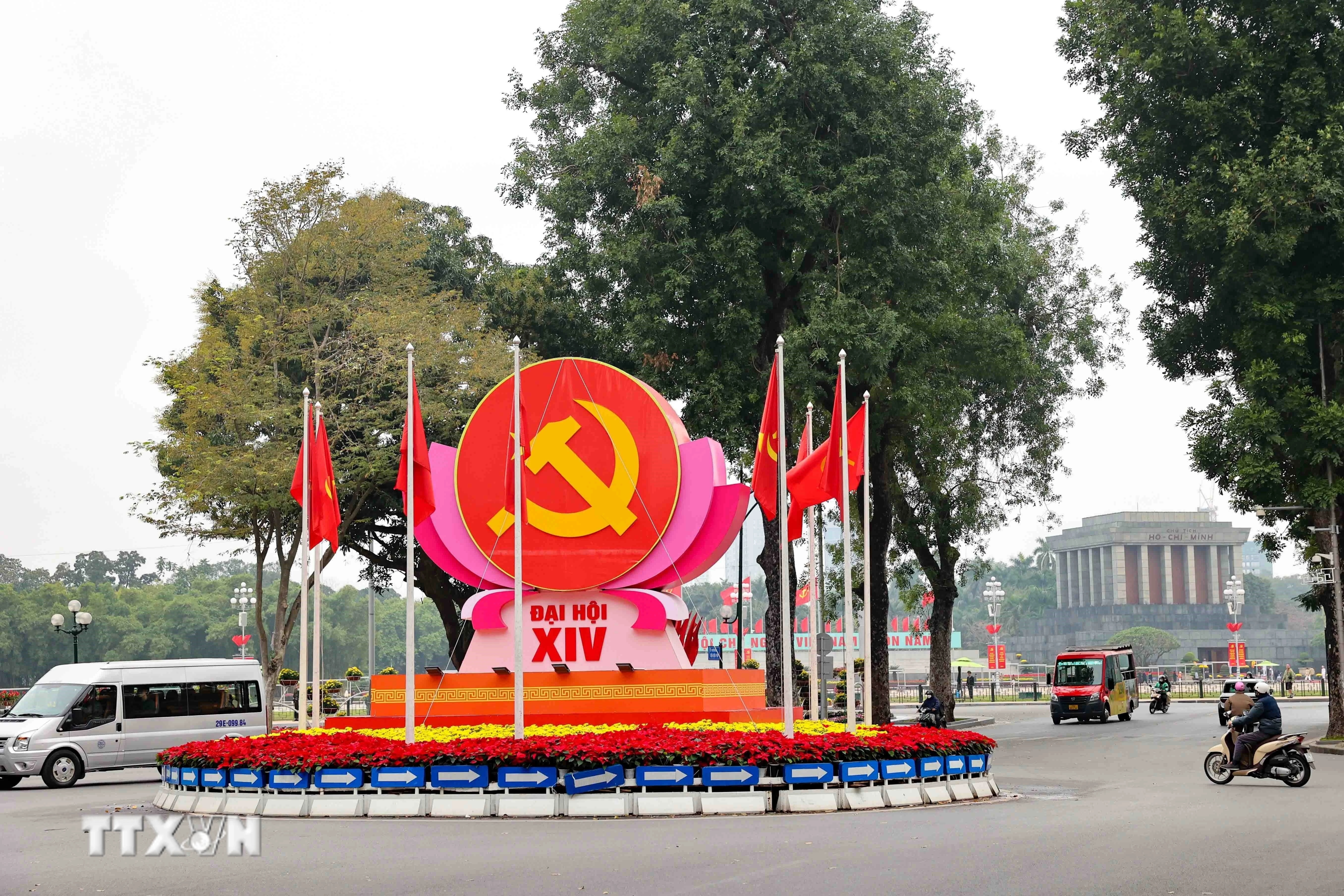 Biểu tượng búa liềm, cờ Đảng, cờ Tổ quốc được bố trí trang trọng tại nút giao Điện Biên Phủ-Độc Lập-Chu Văn An, chào mừng Đại hội đại biểu toàn quốc lần thứ XIV của Đảng. (Ảnh: Vũ Quang/TTXVN)