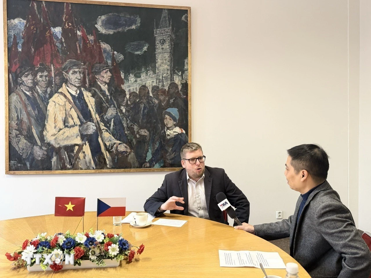 Ông Milan Krajca trả lời phỏng vấn phóng viên TTXVN tại Prague. (Ảnh: Ngọc Long/TTXVN)