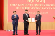 Đồng chí Lê Minh Hưng (phải), Ủy viên Bộ Chính trị, Bí thư Trung ương Đảng, Trưởng Ban Tổ chức Trung ương trao quyết định cho đồng chí Trần Huy Tuấn, Bí thư Tỉnh ủy Ninh Bình nhiệm kỳ 2025-2030. (Ảnh: Đức Phương/TTXVN)