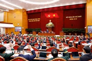 Các đồng chí Ủy viên Trung ương biểu quyết thông qua danh sách bầu Bộ Chính trị khóa XIV. (Ảnh TTXVN)