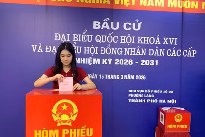 Sinh viên Trường Đại học Ngoại thương bỏ phiếu bầu cử. (Ảnh: Vietnam+)
