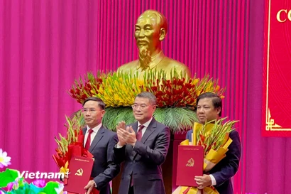 Từ trái qua: Ông Phạm Đức Ấn, Phó Bí thư Thành ủy Đà Nẵng; ông Lê Minh Hưng, Ủy viên Bộ Chính trị, Bí thư Trung ương Đảng, Trưởng Ban tổ chức Trung ương; ông Lương Nguyễn Minh Triết, Ủy viên dự khuyết Trung ương Đảng, Bí thư Thành ủy Đà Nẵng. (Ảnh: Thanh Phong/Vietnam+)