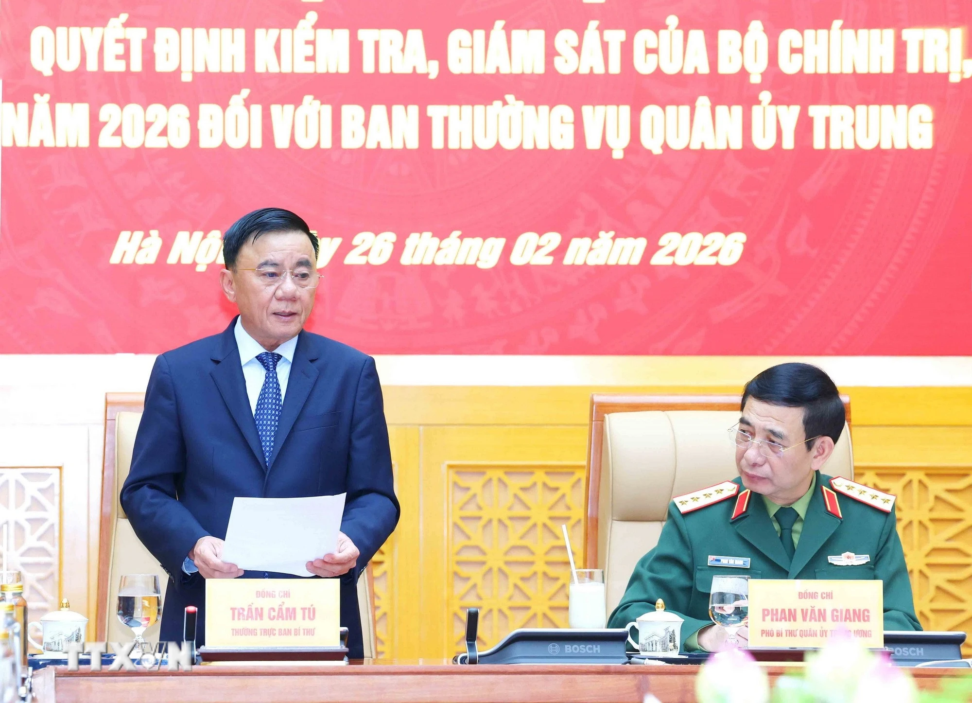 Thường trực Ban Bí thư Trần Cẩm Tú chủ trì Công bố quyết định kiểm tra, giám sát Ban Thường vụ Quân uỷ Trung ương. (Ảnh: Phương Hoa/TTXVN)