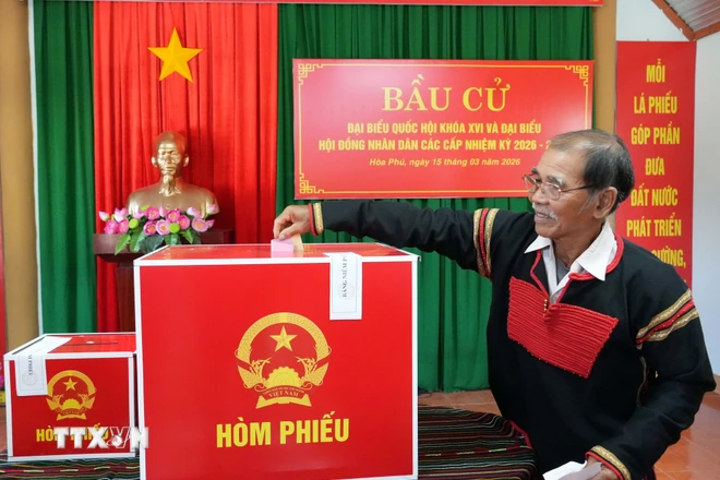 Cử tri bỏ phiếu tại Khu vực bỏ phiếu số 25, xã Hòa Phú, tỉnh Đắk Lắk. (Ảnh: Tuấn Anh/TTXVN)