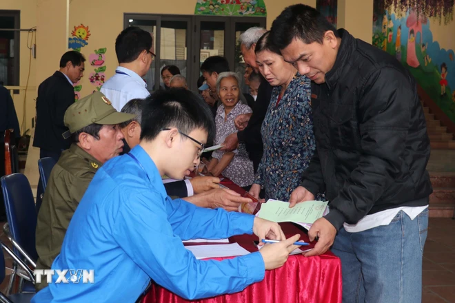 Hướng dẫn cử tri bầu cử tại khu vực bầu cử 2, phường Hồng Châu (tỉnh Hưng Yên). (Ảnh: Nguyễn Công Hải/\TTXVN)