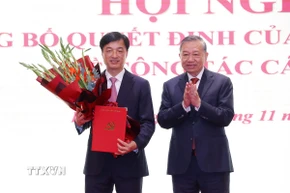 Tổng Bí thư Tô Lâm trao Quyết định của Bộ Chính trị điều động, phân công, chỉ định đồng chí Nguyễn Duy Ngọc giữ chức Bí thư Thành ủy Hà Nội nhiệm kỳ 2025-2030. (Ảnh: Văn Điệp/TTXVN)