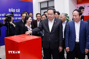 Chủ tịch Quốc hội Trần Thanh Mẫn kiểm tra, giám sát công tác chuẩn bị bầu cử tại khu vực bỏ phiếu số 8, phường Hải An, thành phố Hải Phòng. (Ảnh: Doãn Tấn/TTXVN)