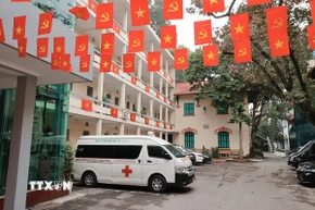 Tổ y tế bệnh viện đa khoa Xanh Pôn chuẩn bị sẵn sàng tham gia phục vụ Đại hội Đảng. (Ảnh: Minh Quyết/TTXVN)