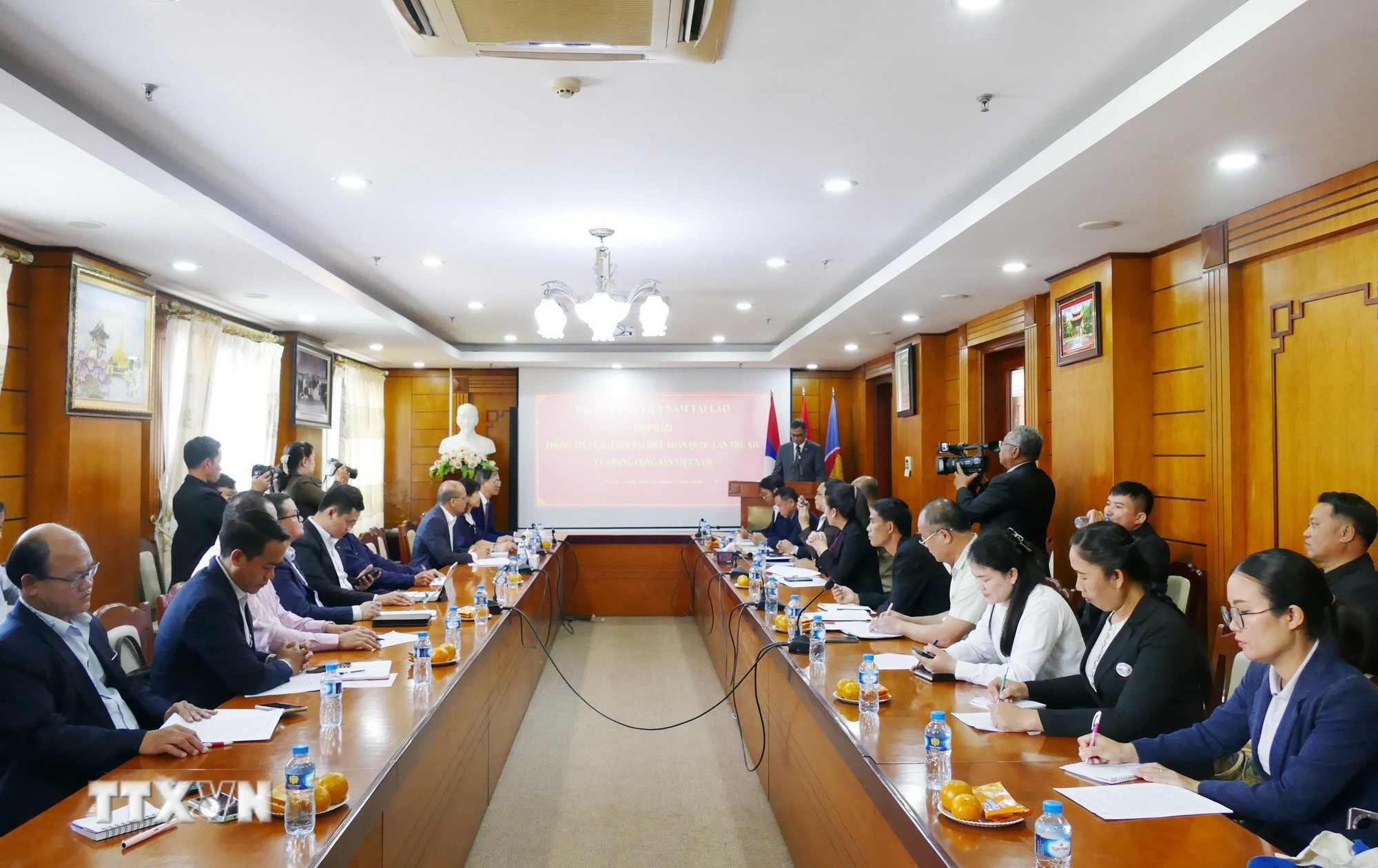 ttxvn-dai-su-quan-viet-nam-tai-lao-hop-bao-thong-tin-ve-dai-hoi-xiv-cua-dang3.jpg