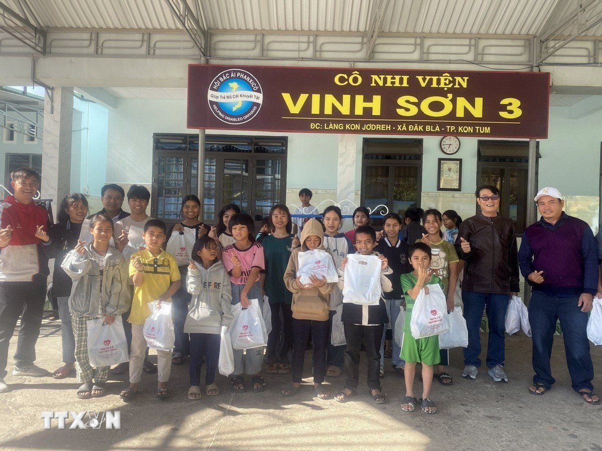 ttxvn-quang-ngai-trao-qua-tet-cho-tre-mo-coi.jpg