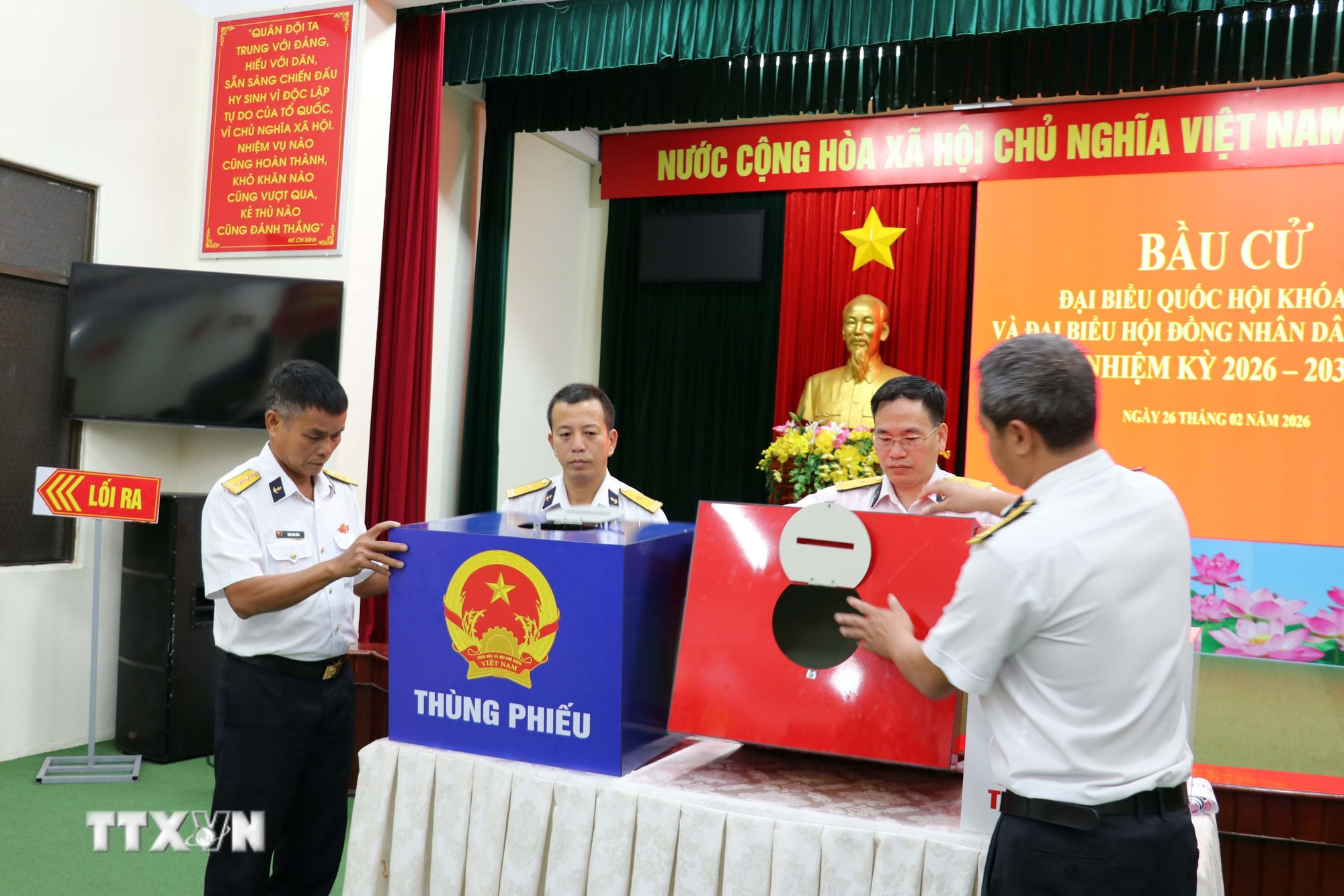 ttxvn-cu-tri-tp-ho-chi-minh-lam-viec-dai-ngay-tren-bien-bo-phieu-som5.jpg