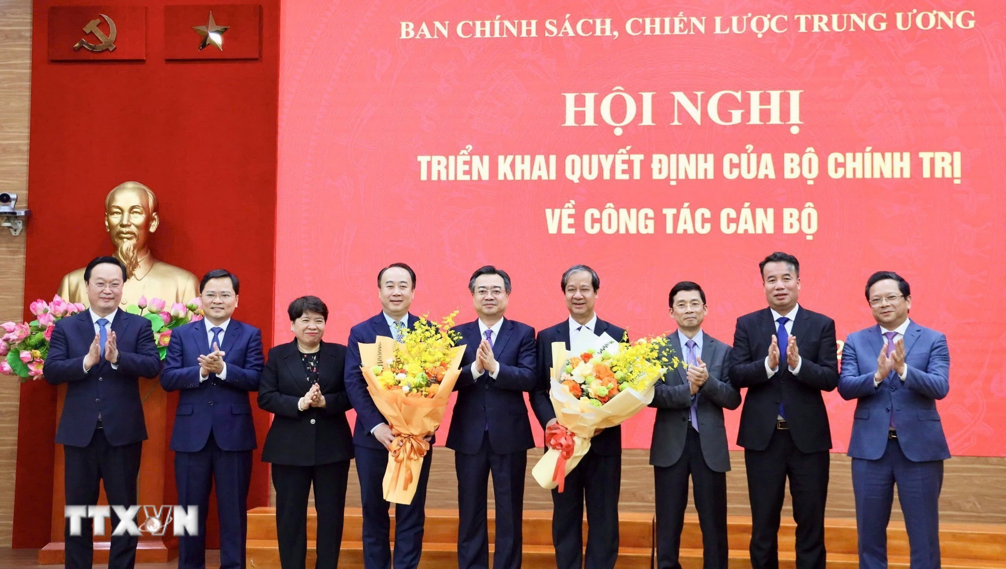 ttxvn-phan-cong-bo-nhiem-dong-chi-nguyen-kim-son-va-nguyen-sy-hiep-giu-chuc-pho-truong-ban-chinh-sach-chien-luoc-trung-uong3.jpg