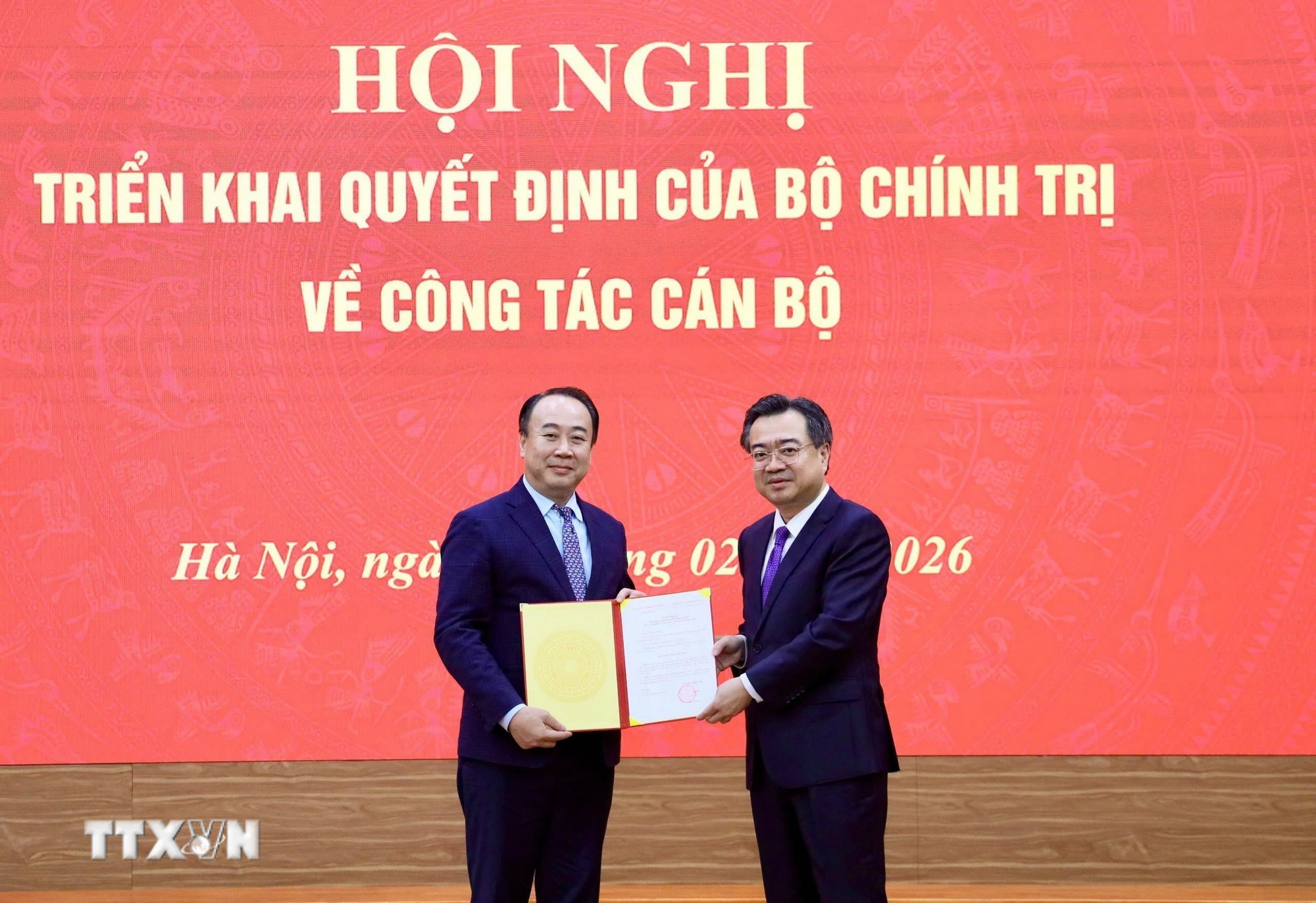 ttxvn-phan-cong-bo-nhiem-dong-chi-nguyen-kim-son-va-nguyen-sy-hiep-giu-chuc-pho-truong-ban-chinh-sach-chien-luoc-trung-uong2.jpg