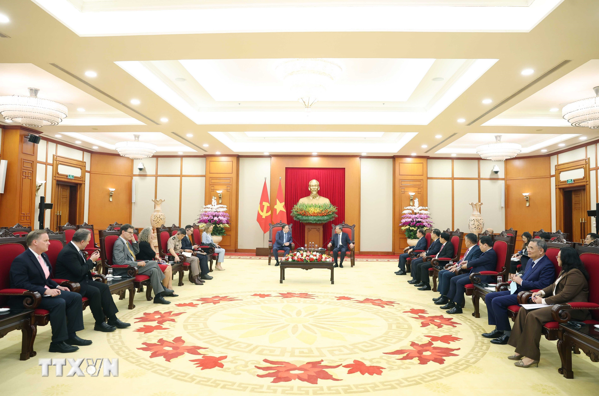 Toàn cảnh buổi tiếp. (Ảnh: Thống Nhất/TTXVN) ttxvn-tong-bi-thu-to-lam-tiep-dai-su-hoa-ky-marc-knapper5.jpg