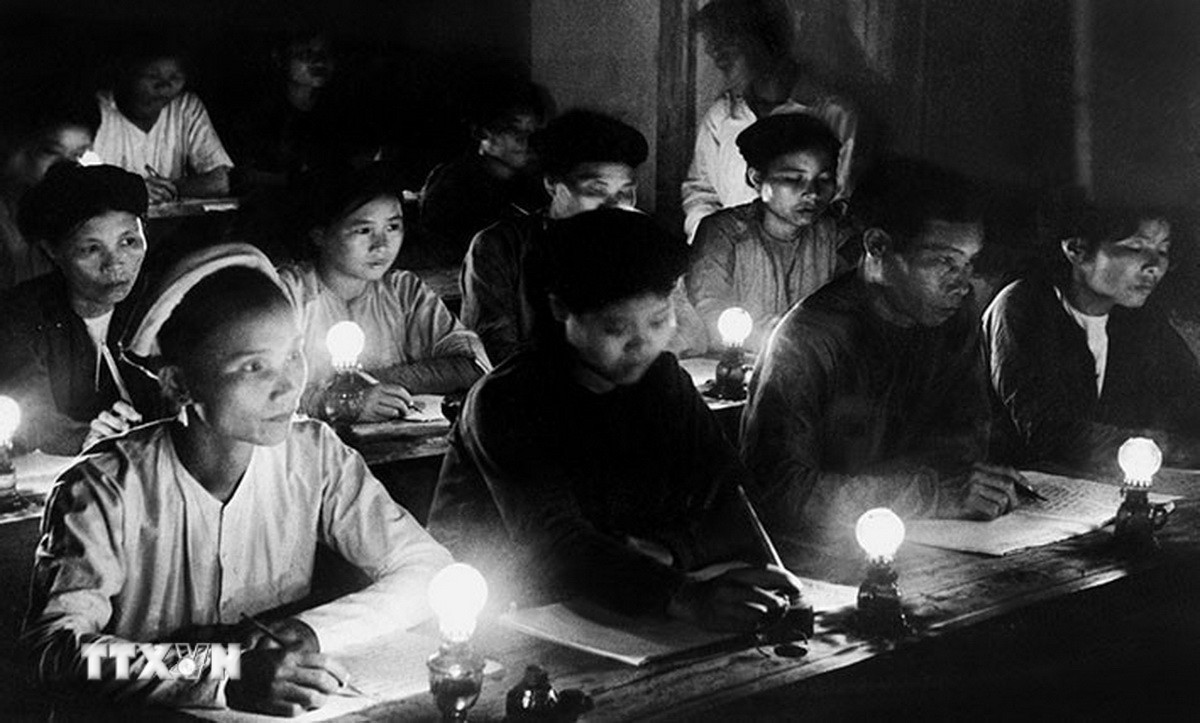 ttxvn-chu-tich-ho-chi-minh-ra-loi-keu-goi-thi-dua-ai-quoc-binh-dan-hoc-vu.jpg