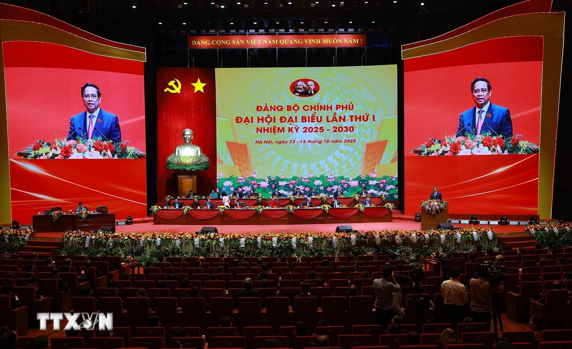 ttxvn-dai-hoi-dai-bieu-dang-bo-chinh-phu-lan-thu-nhat-cac-dai-bieu-tham-luan-tai-hoi-truong11.jpg