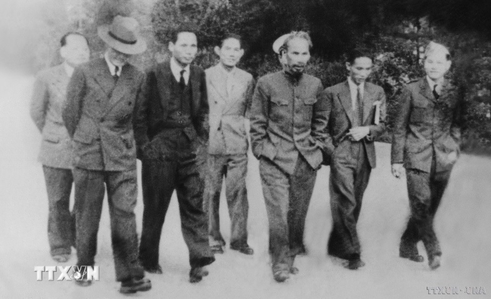 Chủ tịch Hồ Chí Minh và Phái đoàn Việt Nam dự Hội nghị Fontainebleau (Pháp) năm 1946. (Ảnh: TTXVN) ttxvn-chu-tich-hcm-va-phai-doan-vn-du-hoi-nghi-fontainebleau-1946.jpg