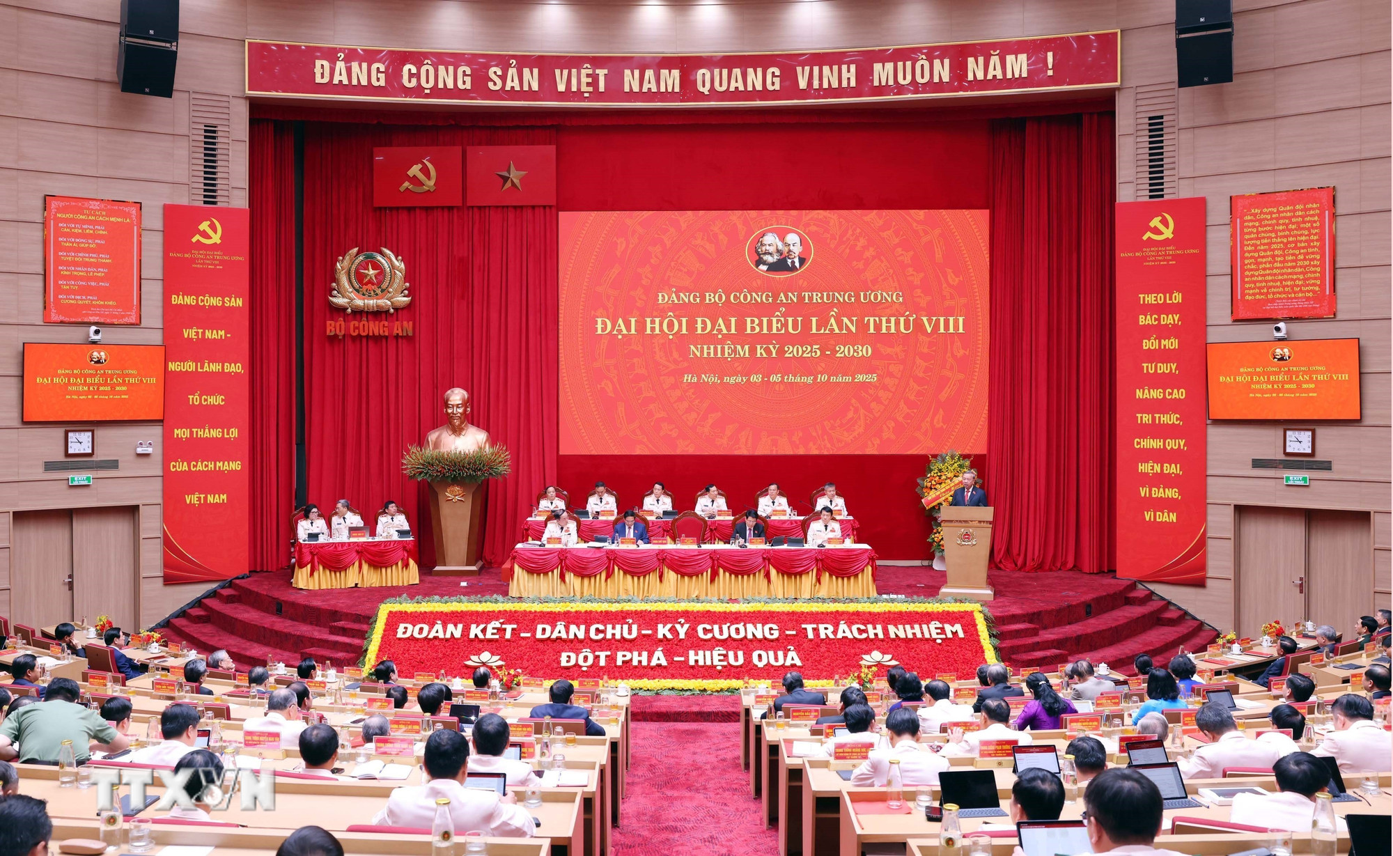 ttxvn-them-anh-tong-bi-thu-to-lam-du-dai-hoi-dai-bieu-dang-bo-cong-an-trung-uong6.jpg