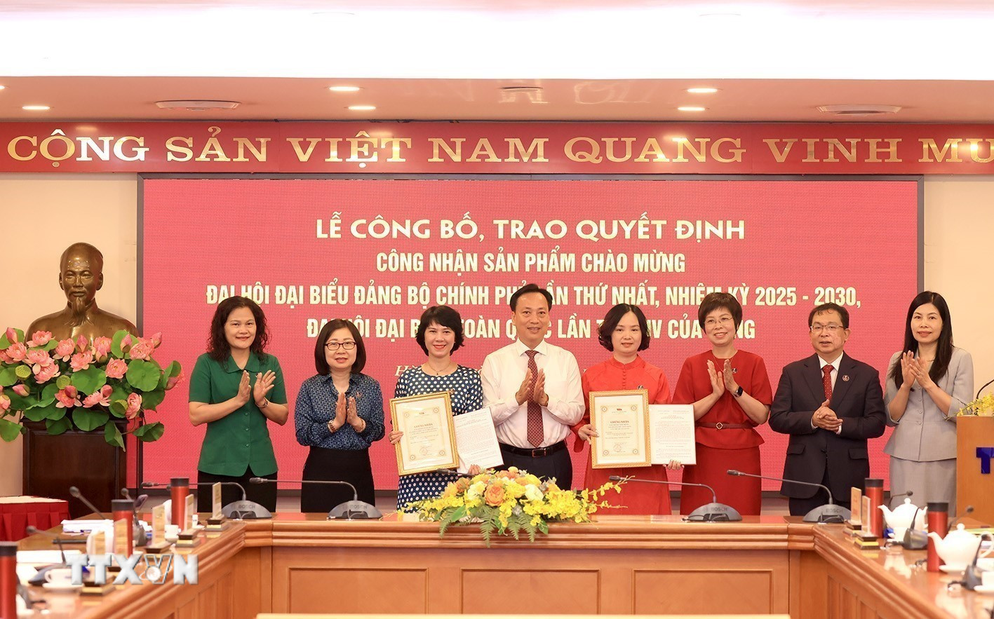 Đồng chí Lại Xuân Lâm, Phó Bí thư Đảng uỷ Chính phủ trao Quyết định công nhận các sản phẩm của Thông tấn xã Việt Nam chào mừng Đại hội Đảng bộ Chính phủ lần thứ nhất và Đại hội XIV của Đảng (Ảnh: Tuấn Anh/TTXVN) ttxvn-cong-bo-san-pham-chao-mung-dai-hoi-dang-bo-chinh-phu-va-dai-hoi-xiv-cua-dang4.jpg