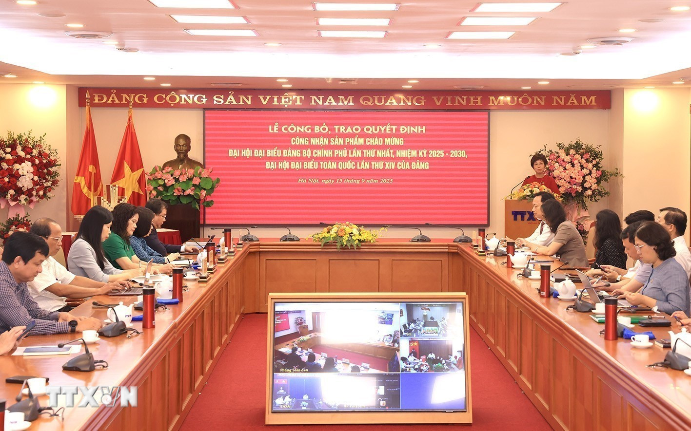 Quang cảnh buổi lễ. (Ảnh: Tuấn Anh/TTXVN) ttxvn-cong-bo-san-pham-chao-mung-dai-hoi-dang-bo-chinh-phu-va-dai-hoi-xiv-cua-dang3.jpg