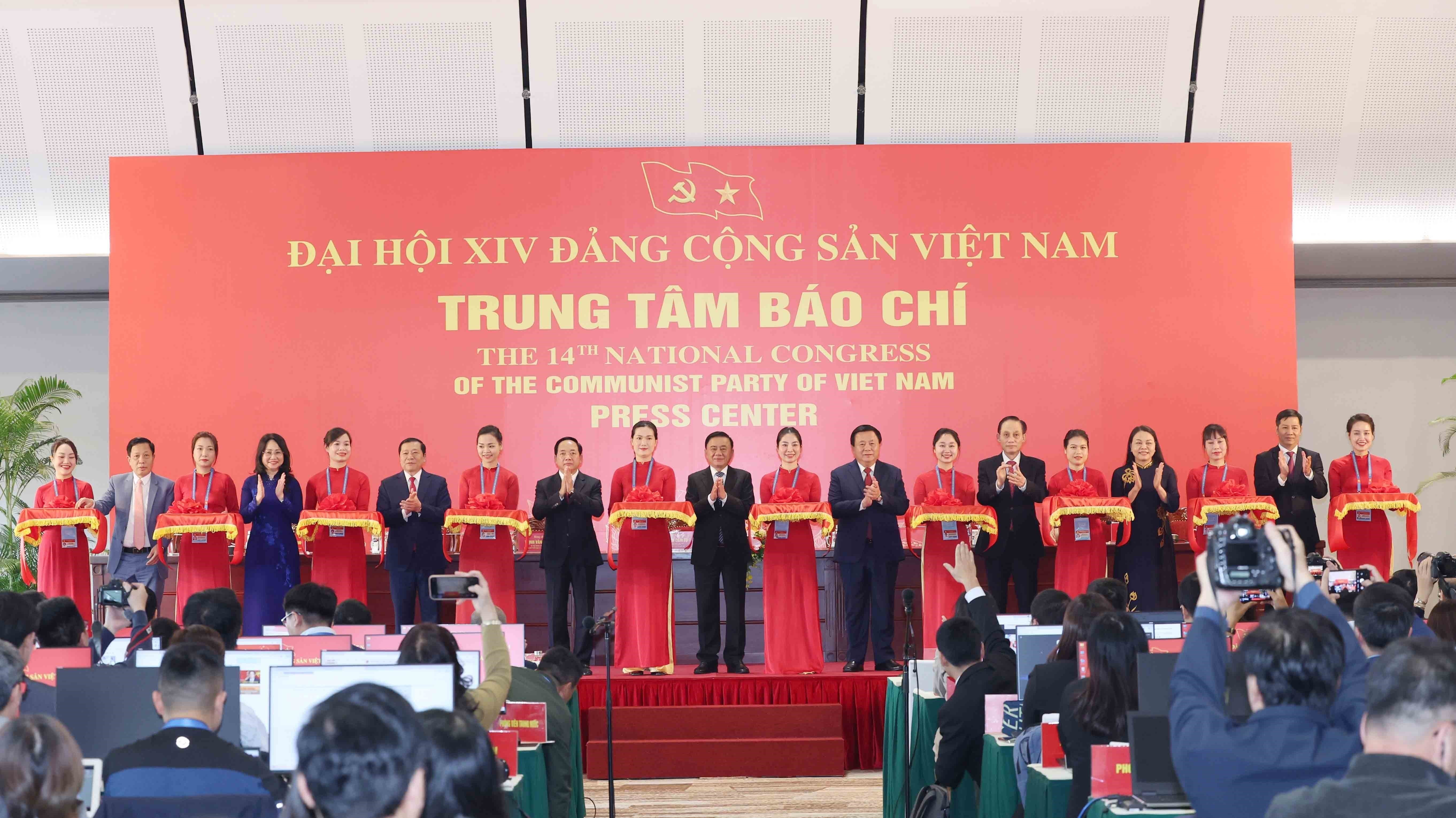 Đồng chí Trần Cẩm Tú, Ủy viên Bộ Chính trị, Thường trực Ban Bí thư cùng các đại biểu cắt băng khai trương Trung tâm Báo chí Đại hội XIV của Đảng. (Ảnh: Phương Hoa/TTXVN)