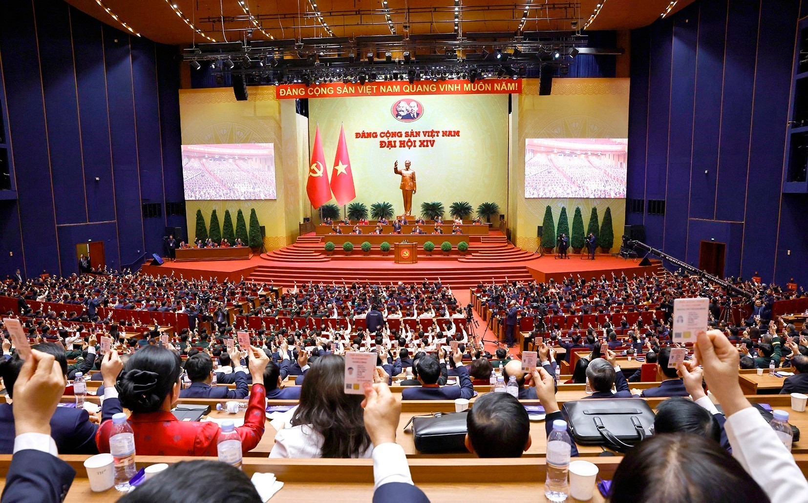 Đại hội biểu quyết thông qua danh sách bầu cử BCH Trung ương Đảng khóa XIV. (Ảnh: TTXVN)