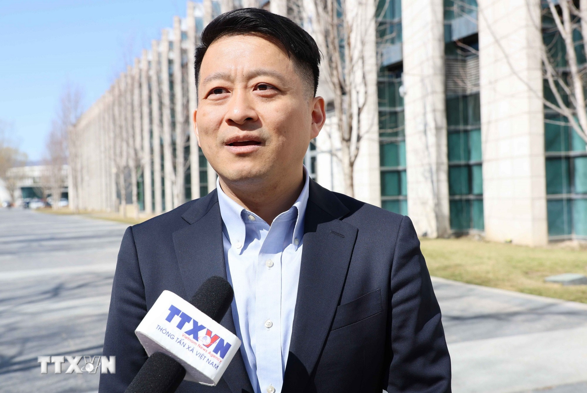 Giáo sư Khúc Cường, chuyên gia bình luận của CGTN, giảng viên Đại học Dân tộc Trung ương Trung Quốc. (Ảnh: Quang Hưng/TTXVN)