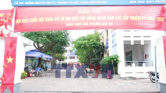 Cụ bà gần 100 tuổi tự tay bỏ lá phiếu bầu đại biểu Quốc hội và Hội đồng Nhân dân các cấp 