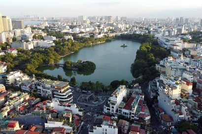 Các công trình kiến trúc được trùng tu, hệ thống cây xanh mở rộng, tạo nên một không gian văn hóa-du lịch hiện đại nhưng vẫn đậm nét truyền thống của Thủ đô Hà Nội. (Ảnh: Huy Hùng/TTXVN)