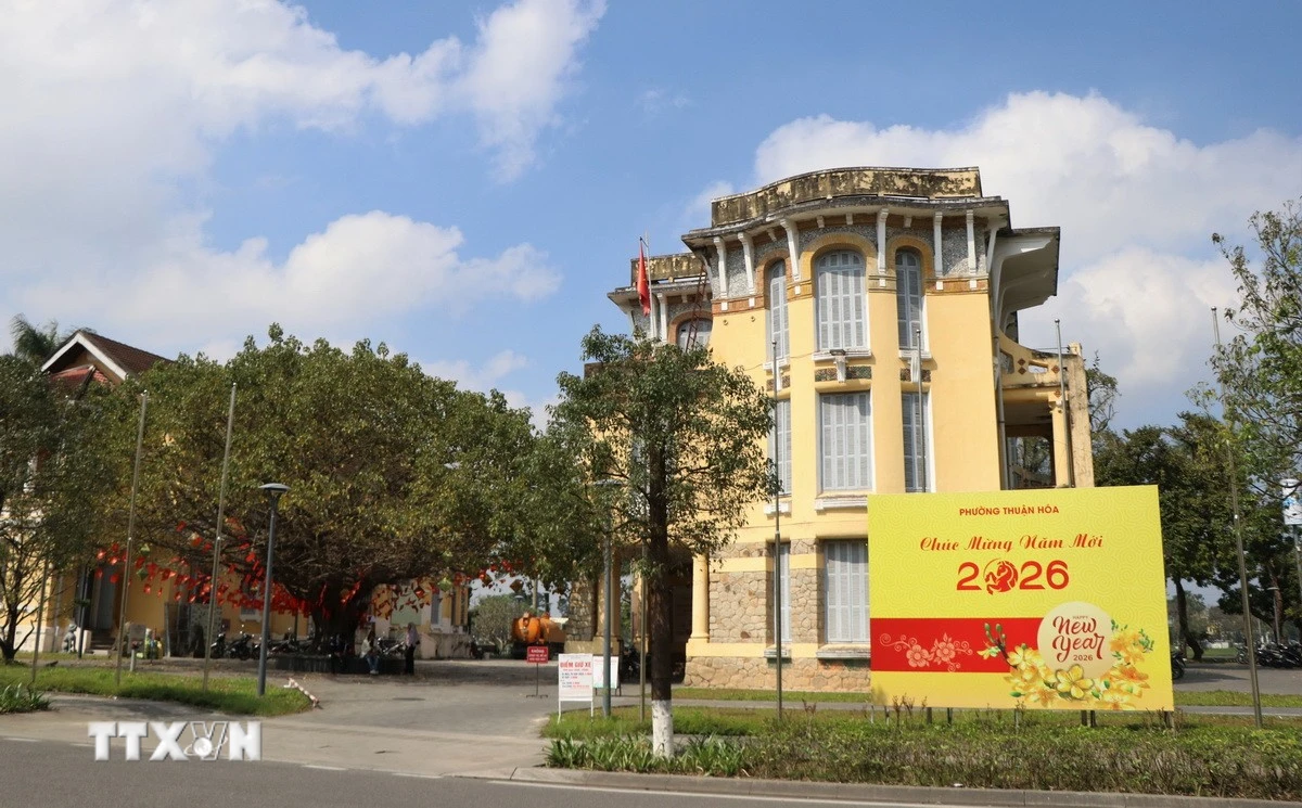 Sắc đỏ rực rỡ của cờ Tổ quốc, cờ Đảng, cùng hàng loạt băng rôn, áp phích, khẩu hiệu tuyên truyền tại các tuyến đường trung tâm thành phố Huế. (Ảnh: Văn Dũng/TTXVN)