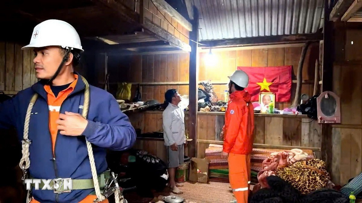 Đồng bào ở xã biên giới Tây Giang trang hoàng nhà cửa, nơi trang trọng nhất đặt ảnh chân dung Bác Hồ và cờ Tổ quốc chào mừng Đại hội Đảng toàn quốc lần thứ XIV. Ảnh: (Đoàn Hữu Trung/TTXVN)