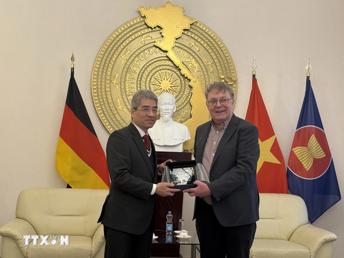 Đại sứ Việt Nam Nguyễn Đắc Thành làm việc Chủ tịch Đảng Cộng sản Đức, ông Patrik Köbele. (Ảnh: Thùy Linh/TTXVN)