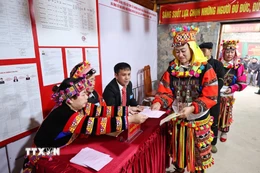 Đồng bào các dân tộc xã Lũng Cú, tỉnh Tuyên Quang - nơi có cột mốc chủ quyền tại Cột cờ Lũng Cú, rộn ràng tham gia bỏ phiếu. (Ảnh: Minh Đức/TTXVN)