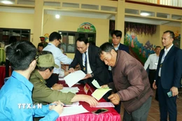 Cử tri bầu cử tại khu vực bỏ phiếu số 2, phường Hồng Châu, Hưng Yên. (Ảnh: Nguyễn Công Hải/TTXVN)