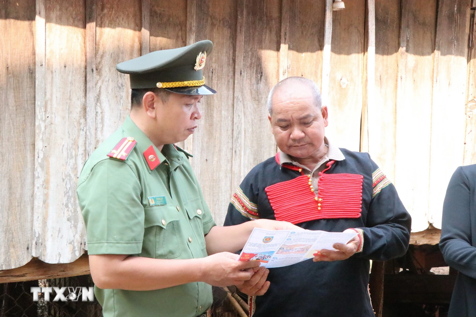 Vận động, tuyên truyền cho đồng bào dân tộc thiểu số nắm rõ quyền và nghĩa vụ của mình về bầu cử. (Ảnh: Nguyên Dung/TTXVN)