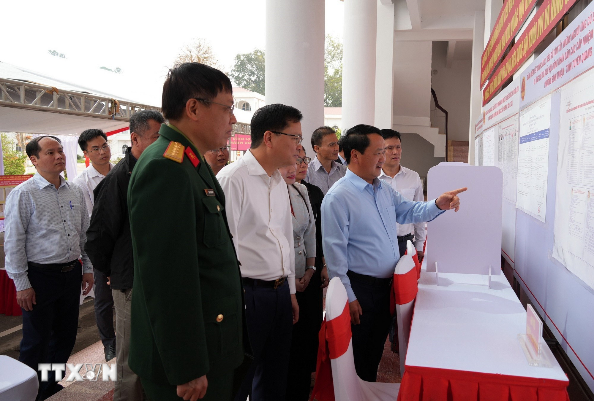 Bí thư Tỉnh ủy Tuyên Quang Hầu A Lềnh kiểm tra việc niêm yết danh sách cử tri, danh sách người ứng cử đại biểu Quốc hội khóa XVI và đại biểu Hội đồng Nhân dân các cấp nhiệm kỳ 2026-2031 tại khu vực bỏ phiếu trên địa bàn phường Bình Thuận. (Ảnh: Minh Tâm/TTXVN)