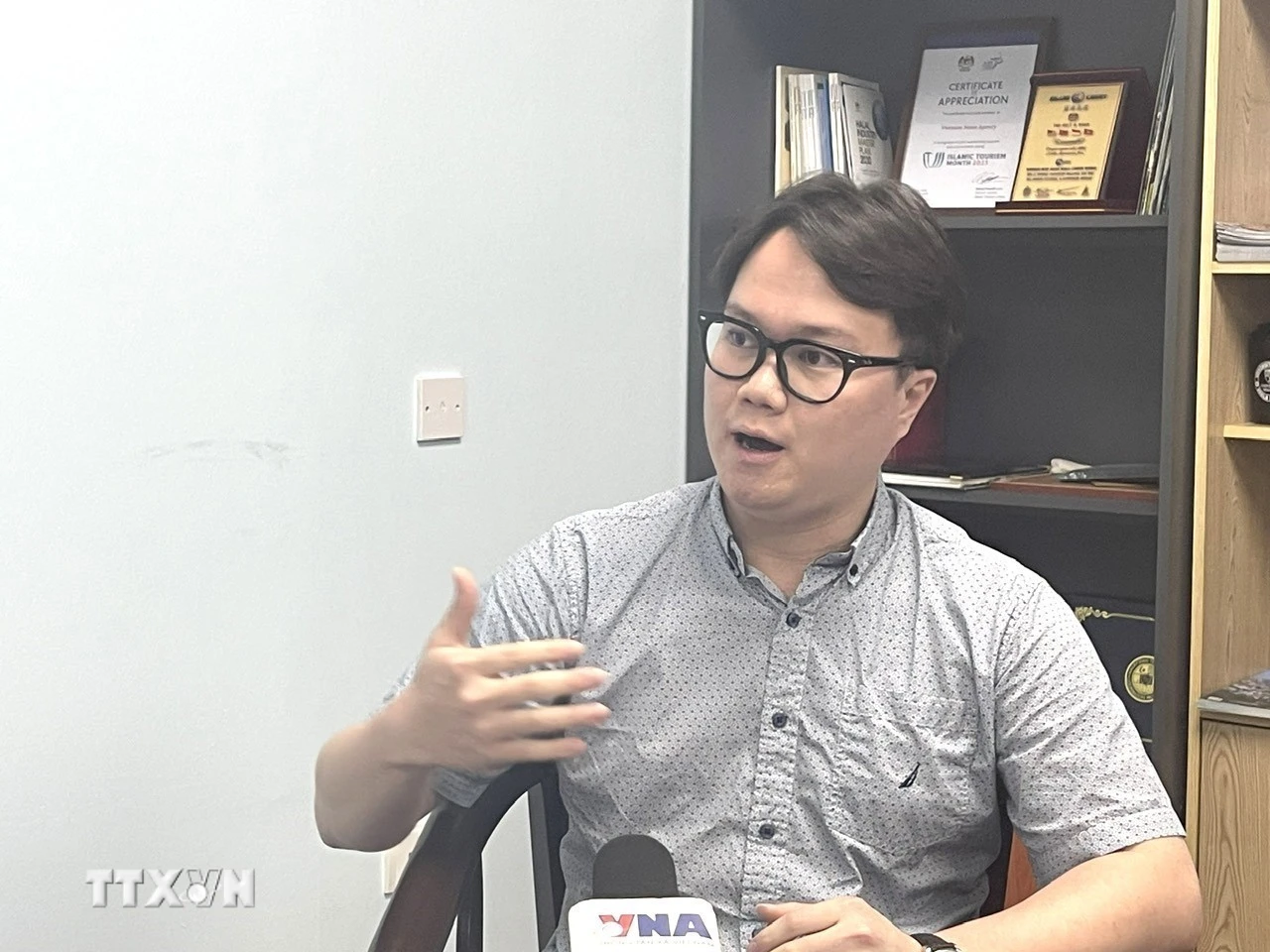 Ông Enzo Sim Hong Jun, nhà nghiên cứu lịch sử và quốc phòng Đông Nam Á trả lời phỏng vấn phóng viên TTXVN tại Malaysia. (Ảnh: Thành Trung/TTXVN)