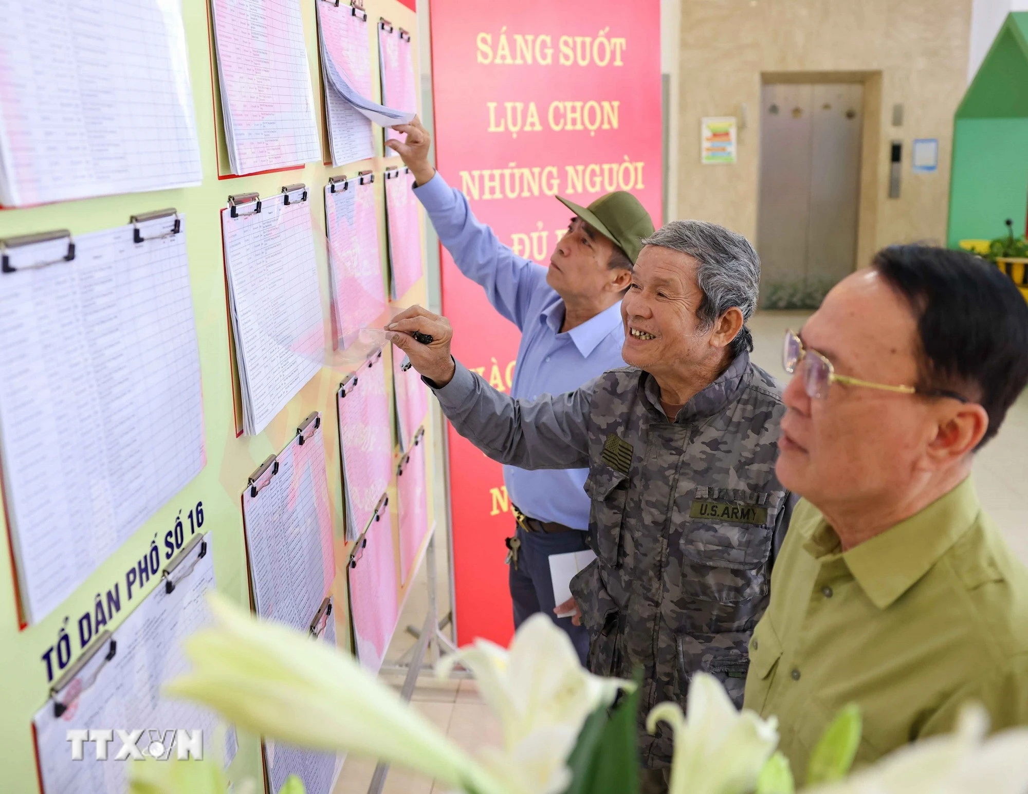 Danh sách người ứng cử, cử tri tại mỗi khu vực bỏ phiếu đều được niêm yết công khai. (Ảnh: Thanh Tùng/TTXVN)