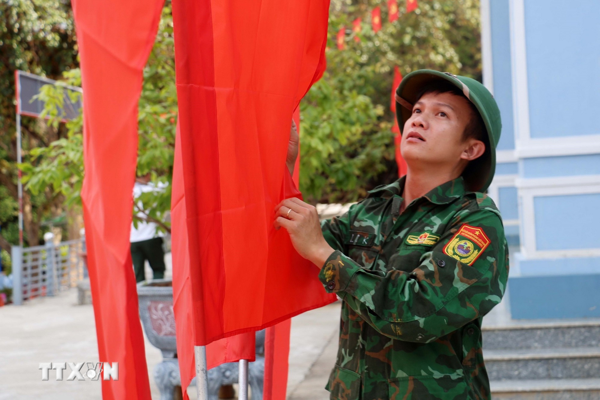 Cán bộ, chiến sỹ đảo Hòn Chuối trang trí chuẩn bị cho ngày bầu cử sớm. (Ảnh: Chanh Đa/TTXVN)