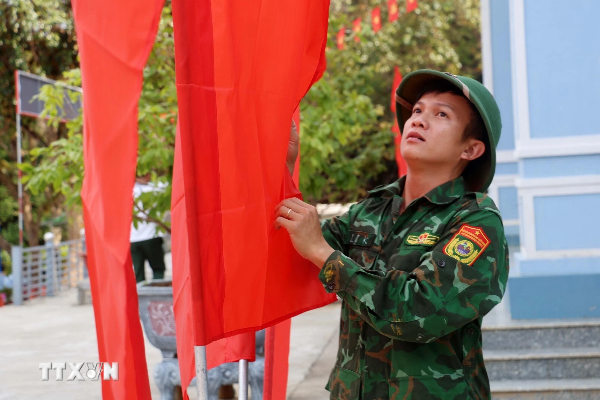 Cán bộ, chiến sỹ đảo Hòn Chuối trang trí chuẩn bị cho ngày bầu cử sớm. (Ảnh: Chanh Đa/TTXVN)