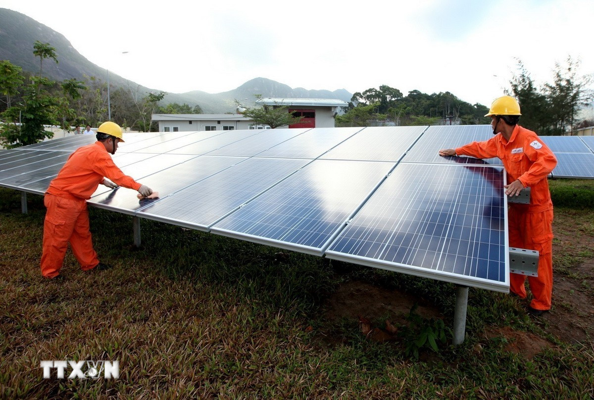 Nhà máy điện mặt trời đầu tiên tại Côn Đảo (Bà Rịa-Vũng Tàu). (Ảnh: Ngọc Hà/ TTXVN)