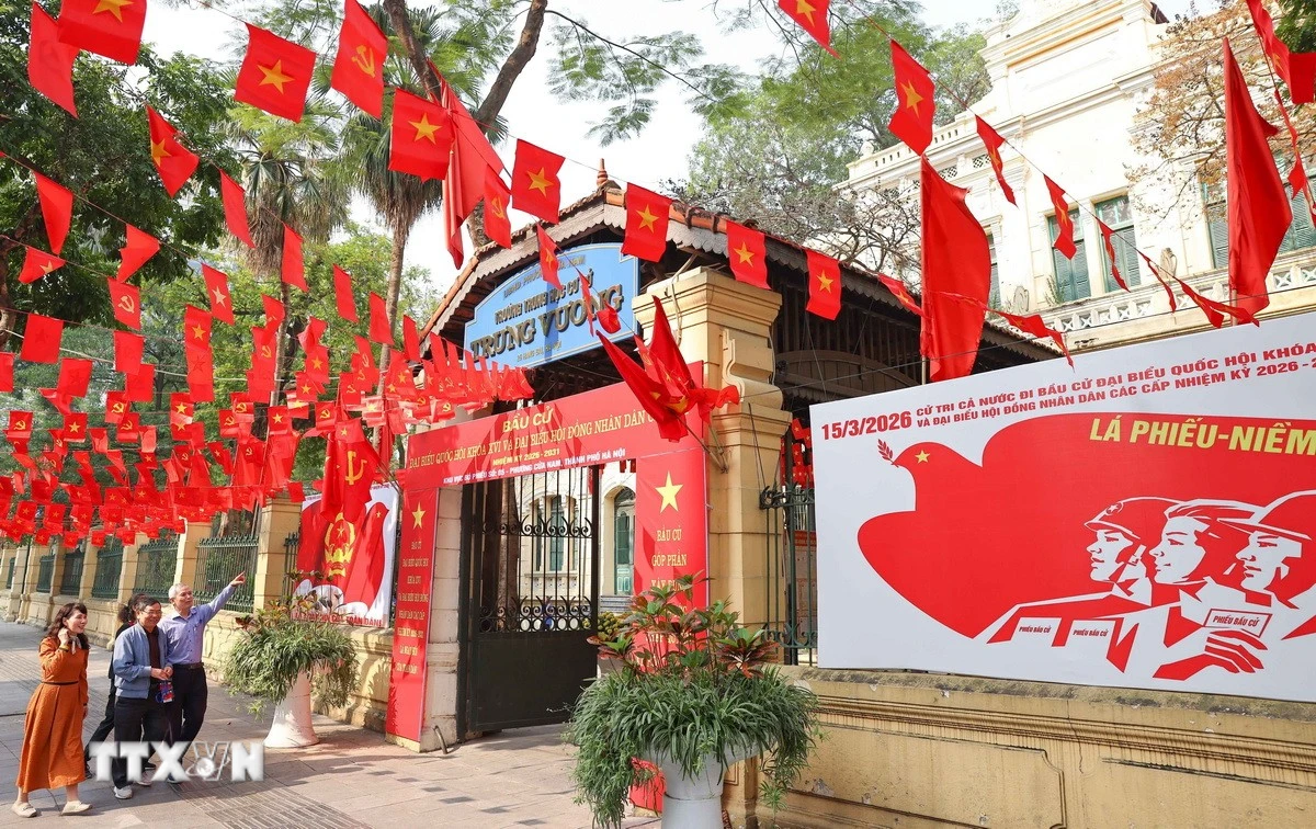 Khu vực bỏ phiếu số 05 tại Trường Trung học cơ sở Trưng Vương (phường Cửa Nam, Hà Nội) trang hoàng rực rỡ, sẵn sàng cho Ngày hội non sông. (Ảnh: Thanh Tùng/TTXVN)