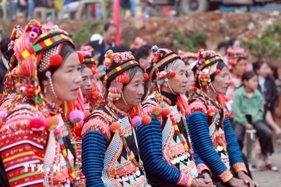 Đông đảo người dân tham dự chương trình Ngày hội văn hóa xã biên giới Thu Lũm. (Ảnh: Quý Trung/TTXVN)