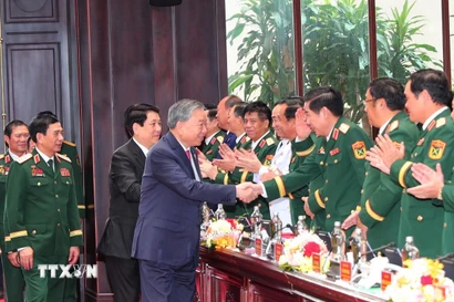 Tổng Bí thư Tô Lâm và Chủ tịch nước Lương Cường với các đại biểu tại Đại hội. (Ảnh: Trọng Đức/TTXVN)