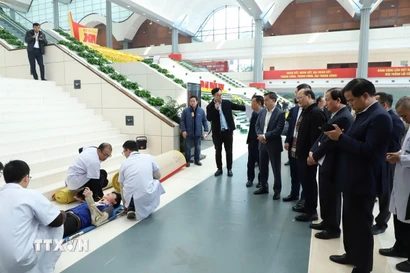 Diễn tập tình huống cấp cứu. (Ảnh: Lê Hảo/TTXVN)