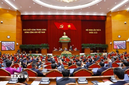 Các đại biểu biểu quyết thông qua chương trình Hội nghị lần thứ 15 Ban Chấp hành Trung ương Đảng khóa XIII. (Ảnh: Doãn Tấn/TTXVN)