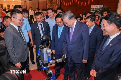 Tổng Bí thư Tô Lâm và Thủ tướng Phạm Minh Chính cùng các đại biểu tham quan triển lãm thành tựu khoa học và công nghệ. (Ảnh: Hoàng Hiếu/TTXVN)