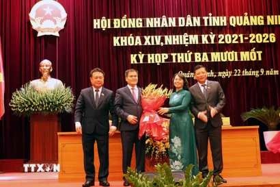 Lãnh đạo Hội đồng Nhân dân tỉnh Quảng Ninh tặng hoa chúc mừng ông Bùi Văn Khắng được bầu làm Chủ tịch Ủy ban Nhân dân tỉnh Quảng Ninh. (Ảnh: Văn Đức/TTXVN)