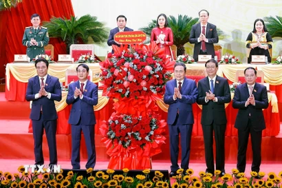 Chủ tịch Quốc hội Trần Thanh Mẫn tặng hoa chúc mừng Đại hội Đại biểu Đảng bộ tỉnh Khánh Hòa lần thứ nhất. (Ảnh: Doãn Tấn/TTXVN)