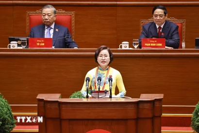 Đồng chí Trần Thị Thanh Thủy, Ủy viên Ban Thường vụ Tỉnh ủy, Bí thư Đảng ủy, Chủ tịch Hội đồng Nhân dân phường Mỹ Hào, tỉnh Hưng Yên, tham luận về vấn đề “Chuyển đổi số ở phường trong điều kiện thực hiện mô hình chính quyền địa phương 2 cấp-Thực tiễn và quyết tâm hành động của phường Mỹ Hào, tỉnh Hưng Yên.” (Ảnh: TTXVN)